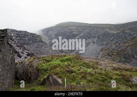 Nuage bas à Snowdonia au-dessus des carrières d'ardoise galloises abandonnées à Dinorwig, autrefois la deuxième plus grande carrière d'ardoise au monde Banque D'Images