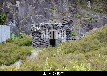 Cabane et abri en ardoise des ouvriers dans les carrières d'ardoise abandonnées de Dinorwig à Gwynedd, dans le nord du pays de Galles Banque D'Images