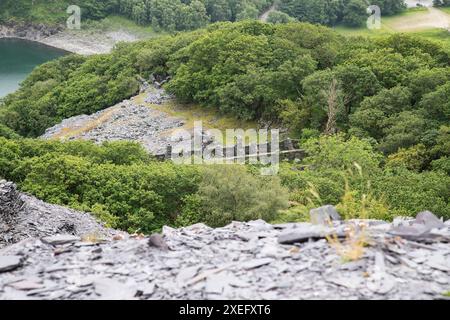 Regardant vers le bas les vestiges de la caserne Anglesey construite en 1870, des chalets construits pour loger des ouvriers d'ardoise qui vivaient trop loin pour rentrer chez eux chaque soir Banque D'Images