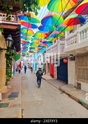 Colombie, Cartagena de Indias, allée avec des parapluies suspendus colorés Banque D'Images