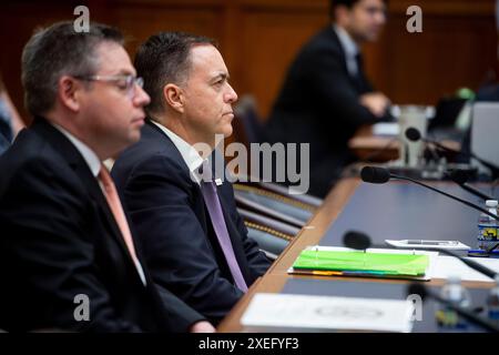 Washington, Vereinigte Staaten. 27 juin 2024. Eric Jacobstein, sous-secrétaire adjoint, Bureau des affaires de l'hémisphère occidental, Département d'État américain, à gauche, et Greg Howell, administrateur adjoint principal, Bureau de l'Amérique latine et des Caraïbes, Agence américaine pour le développement international, à droite, comparaissent devant un comité des affaires étrangères de la Chambre, audition de la sous-Commission sur l'hémisphère occidental "la malédiction du socialisme en Amérique centrale et dans les Caraïbes" dans le bâtiment des bureaux de Rayburn House à Washington, DC, le jeudi 27 juin 2024. Crédit : Rod Lamkey/CNP/dpa/Alamy Live News Banque D'Images