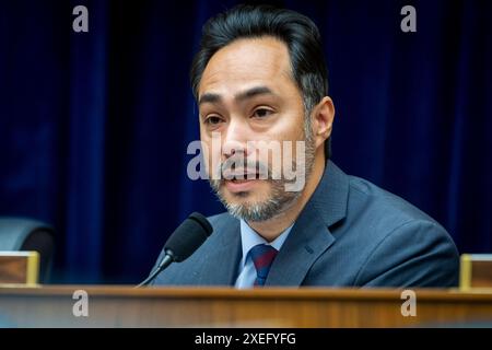 Le représentant des États-Unis Joaquin Castro (démocrate du Texas) interroge le panel composé d'Eric Jacobstein, sous-secrétaire adjoint, Bureau des affaires de l'hémisphère occidental, Département d'État des États-Unis, et Greg Howell, administrateur adjoint principal, Bureau de l'Amérique latine et des Caraïbes, Agence américaine pour le développement international, au cours d'une séance de la Commission des affaires étrangères de la Chambre, sous-Commission sur l'hémisphère occidental entendant "la malédiction du socialisme en Amérique centrale et dans les Caraïbes" dans le bâtiment de bureau Rayburn House à Washington, DC, jeudi 27 juin 2024. Crédit : Rod Lamkey/CNP Banque D'Images