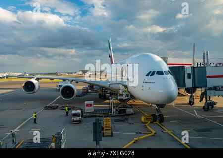 Airbus A380-800 d'Emirates préparant le décollage à l'aéroport de Londres Heathrow, Royaume-Uni Banque D'Images