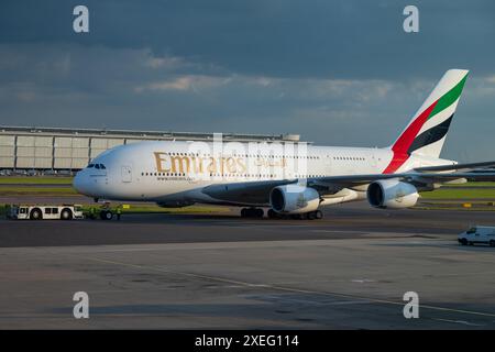 Airbus A380-800 d'Emirates préparant le décollage à l'aéroport de Londres Heathrow, Royaume-Uni Banque D'Images