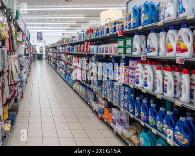 italie - 27 juin 2024 : allée avec étagères présentant des produits d'entretien ménager et des détergents à vendre dans un supermarché italien Banque D'Images