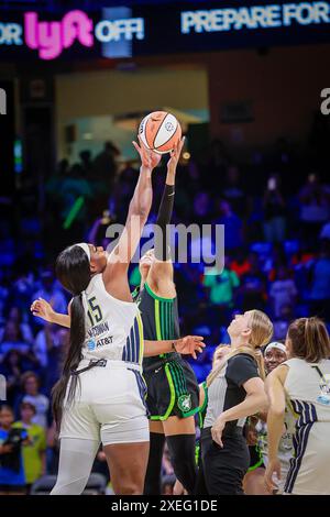 Arlington, Texas, États-Unis. 27 juin 2024. Le centre des ailes de Dallas TEAIRA MCCOWAN (15 ans) et l'attaquant des Lynx du Minnesota Napheesa collier (24 ans) défient le ballon de saut débutant au match WNBA entre les Lynx du Minnesota et les ailes de Dallas au College Park Center. Des ailes ont bouleversé le Lynx 94-88. (Crédit image : © Mark Fann/ZUMA Press Wire) USAGE ÉDITORIAL SEULEMENT! Non destiné à UN USAGE commercial ! Banque D'Images