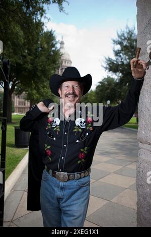 Austin, Texas, États-Unis. 1er septembre 2008. L'auteur et humoriste KINKY FRIEDMANpose à partir du Capitole du Texas le 1er septembre 2009 lors d'une tournée d'annonce annonçant sa candidature au poste de gouverneur du Texas. Friedman a terminé quatrième de la course de 2006 en tant qu'indépendant et se présente maintenant en tant que démocrate. Friedman, 79 ans, est décédé jeudi 27 juin 2024 dans son ranch Echo Hill Texas. (Crédit image : © Bob Daemmrich/ZUMA Press Wire) USAGE ÉDITORIAL SEULEMENT! Non destiné à UN USAGE commercial ! Banque D'Images