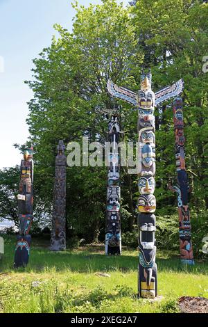 Kakaso'las (devant) et autres totems (voir renseignements supplémentaires), Brockton point, Stanley Park, Vancouver, Colombie-Britannique, Canada, Amérique du Nord Banque D'Images