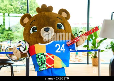 Munich, Bavière, Allemagne - 3 juin 2024 : la mascotte officielle de l'UEFA EURO 2024 Albärt pose avec le ballon d'amour de football Banque D'Images