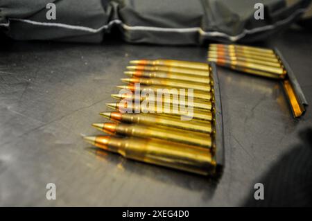 Les soldats participant à la 2024 350e compétition CACOM Best Squad complètent des cours de qualification pour la carabine M4 et le pistolet M17. (Photo de l'armée américaine par le lieutenant Col. Adam Weece) Banque D'Images