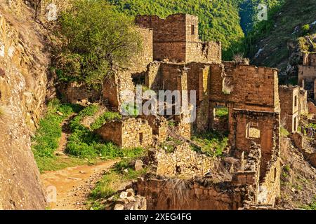 Paysage avec des bâtiments délabrés dans un ancien village abandonné de Ghusa Gamsutl au Daghestan Banque D'Images