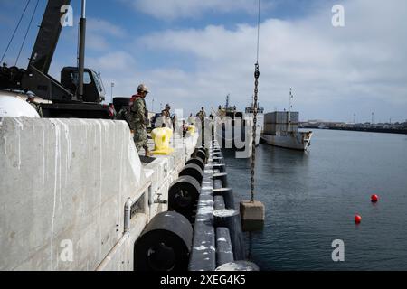 240626-N-VH871-1215 PORT HUENEME, Calif (26 juin 2024) – Seabees, affecté au bataillon de construction navale mobile (NMCB) 3, et Seabee divers, affecté à l'équipe de construction sous-marine 2 Det Alpha, s'entraînent pour installer l'amarrage de la flotte expéditionnaire pour soutenir les opérations de la flotte lors des principales opérations de combat. Le NMCB-3 est basé à Port Hueneme, en Californie, où il forme sur la construction de haute qualité, la logistique expéditionnaire et les opérations de combat pour soutenir les États-Unis et les pays partenaires et dissuader l'agression. (Photo de l'US Navy par le spécialiste des communications de masse 1re classe Austin Ingram) Banque D'Images