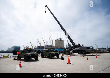 240626-N-VH871-1241 PORT HUENEME, Calif (26 juin 2024) – Seabees, affecté au bataillon de construction navale mobile (NMCB) 3, et Seabee divers, affecté à l'équipe de construction sous-marine 2 Det Alpha, s'entraînent pour installer l'amarrage de la flotte expéditionnaire pour soutenir les opérations de la flotte lors des principales opérations de combat. Le NMCB-3 est basé à Port Hueneme, en Californie, où il forme sur la construction de haute qualité, la logistique expéditionnaire et les opérations de combat pour soutenir les États-Unis et les pays partenaires et dissuader l'agression. (Photo de l'US Navy par le spécialiste des communications de masse 1re classe Austin Ingram) Banque D'Images