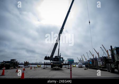 240626-N-VH871-1132 PORT HUENEME, Calif (26 juin 2024) – Seabees, affecté au bataillon de construction navale mobile (NMCB) 3, et Seabee divers, affecté à l'équipe de construction sous-marine 2 Det Alpha, s'entraînent pour installer l'amarrage de la flotte expéditionnaire pour soutenir les opérations de la flotte lors des principales opérations de combat. Le NMCB-3 est basé à Port Hueneme, en Californie, où il forme sur la construction de haute qualité, la logistique expéditionnaire et les opérations de combat pour soutenir les États-Unis et les pays partenaires et dissuader l'agression. (Photo de l'US Navy par le spécialiste des communications de masse 1re classe Austin Ingram) Banque D'Images