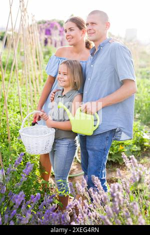 Famille dans le jardin de la cuisine Banque D'Images