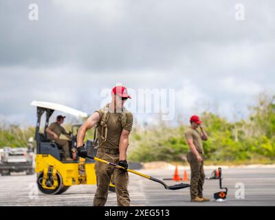 Des ingénieurs civils du 356th Expeditionary Prime Beef Squadron et du 513th Expeditionary Red Horse Squadron ont effectué des opérations de défrichement et de construction à Northwest Field sur la base aérienne Andersen, à Guam, en mai 2024. Ce projet vise à revitaliser l'aérodrome de la seconde Guerre mondiale, lui permettant de servir de plate-forme de projection de puissance à l'appui de l'initiative Agile combat Employment (ACE) des Forces aériennes du Pacifique (PACAF). ACE est un concept opérationnel qui prend en charge les schémas opérationnels de manœuvre pour assurer la puissance aérienne dans un environnement contesté tout en maximisant simultanément la survie. Banque D'Images