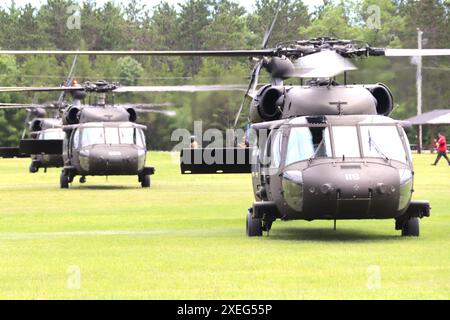 Les équipages du 1er Bataillon du 147th Aviation Regiment de la Garde nationale du Wisconsin exploitent des hélicoptères UH-60 Black Hawk le 5 juin 2024 à Fort McCoy, Wisconsin. Les membres de l'unité effectuent régulièrement des opérations de formation à Fort McCoy et l'unité soutient également de nombreux événements de formation à l'installation chaque année. Selon la fiche d’information de l’Armée de terre du Black Hawk, sa mission est de fournir des assauts aériens, un soutien général, une évacuation aéromédicale, un commandement et un contrôle, ainsi qu’un soutien aux opérations spéciales pour les opérations de combat, de stabilité et de soutien. Le UH-60 est également le transport tactique utilitaire de l'armée HE Banque D'Images