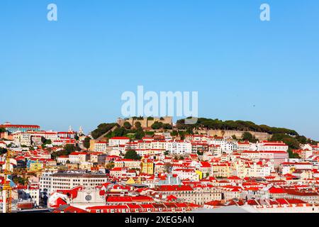 Panorama à couper le souffle sur Lisbonne, vue sur les maisons de toit en tuiles et le château perché. Centre-ville capitale du Portugal avec architecture historique Banque D'Images