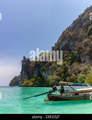 Une photo de promenades en bateau sur Monkey Bay, sur l'île de Ko Phi Phi Don. Banque D'Images