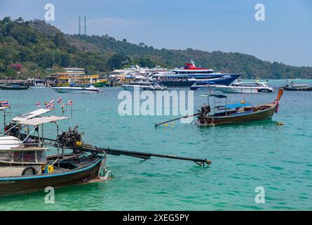 Une photo de promenades en bateau sur la plage de ton SAI, sur l'île de Ko Phi Phi Don. Banque D'Images