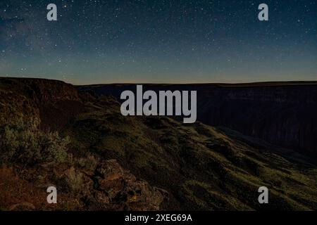 Coucher de soleil et clair de lune à Owyhee Canyon Overlook de l'Oregon Banque D'Images