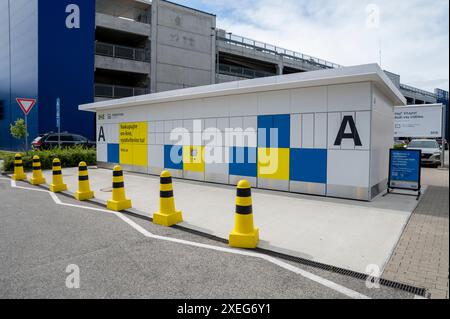 Bratislava, Slovaquie - 20 avril 2024 : IKEA commande en ligne des casiers de ramassage à l'extérieur du magasin Ikea. Cliquez et collectez au storeb Banque D'Images