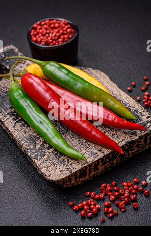 Piments chauds de trois couleurs différentes rouge, vert et jaune Banque D'Images