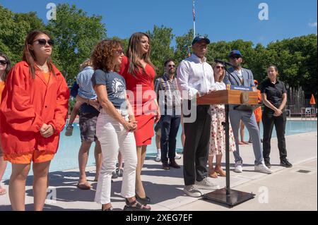 New York, États-Unis. 27 juin 2024. Eric Adams, maire de New York, prononce un discours pour donner le coup d'envoi de la saison des piscines extérieures et célébrer la réouverture de l'Astoria Pool à Astoria Park dans le quartier Astoria de Queens borough à New York. Vieille de 88 ans, la piscine Astoria est la plus grande piscine de New York et rouvre ses portes après une rénovation de 18,9 millions de dollars. (Photo de Ron Adar/SOPA images/SIPA USA) crédit : SIPA USA/Alamy Live News Banque D'Images