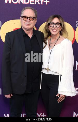 Mark Isham et Donna Isham assistent à la première de « Hotel Cocaine » de MGM+ à Harmony Gold le 13 juin 2024 à Los Angeles, Californie. Photo : Crash/i. Banque D'Images