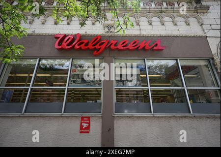 New York, États-Unis. 27 juin 2024. Walgreens a annoncé la fermeture d'environ 8600 magasins pharmaceutiques sous-performants aux États-Unis, New York, NY, le 27 juin 2024. (Photo par Anthony Behar/Sipa USA) crédit : Sipa USA/Alamy Live News Banque D'Images