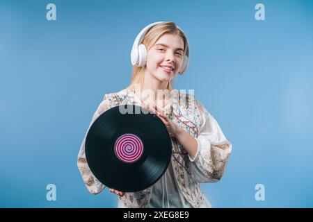 Jeune femme blonde avec disque vinyle. Hobby, mélomane, Collection Banque D'Images