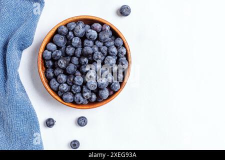 Bleuets frais dans un bol en bois, vue de dessus Banque D'Images
