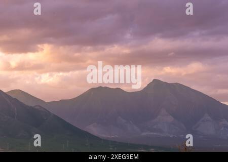 Vue panoramique d'un coucher de soleil sur le Cerro de las Mitras à Monterrey, Mexique. Banque D'Images