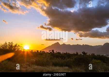 Vue panoramique d'un coucher de soleil sur le Cerro de las Mitras à Monterrey, Mexique. Banque D'Images