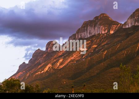 Vue panoramique d'un coucher de soleil sur le Cerro de las Mitras à Monterrey, Mexique. Banque D'Images