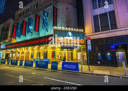 Vue rapprochée de l'Ambassador Theatre à New York, avec la célèbre chapiteau musical « Chicago » et des bannières promotionnelles. New York. ÉTATS-UNIS. Banque D'Images