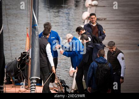 Sanxenxo, Espagne. Mar, 15th, 2024 le roi émérite arrive à bord du Bribón pour la formation. Crédit : Xan Gasalla/Alamy Live News. Banque D'Images
