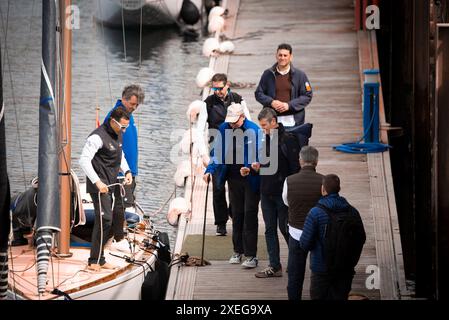 Sanxenxo, Espagne. Mar, 15th, 2024 le roi émérite arrive à bord du Bribón pour la formation. Crédit : Xan Gasalla/Alamy Live News. Banque D'Images