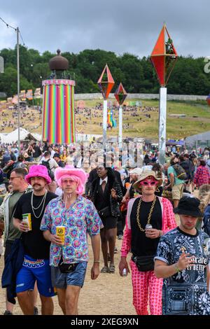 Londres, Royaume-Uni. 27 juin 2024. Ambiance le deuxième jour du festival de Glastonbury, à Worthy Farm dans le Somerset. Le crédit photo devrait se lire comme suit : Matt Crossick/Empics/Alamy Live News Banque D'Images