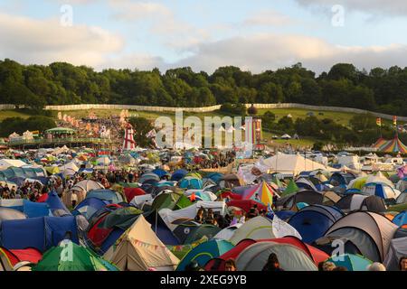 Londres, Royaume-Uni. 27 juin 2024. Ambiance le deuxième jour du festival de Glastonbury, à Worthy Farm dans le Somerset. Le crédit photo devrait se lire comme suit : Matt Crossick/Empics/Alamy Live News Banque D'Images