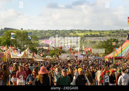 Londres, Royaume-Uni. 27 juin 2024. Ambiance le deuxième jour du festival de Glastonbury, à Worthy Farm dans le Somerset. Le crédit photo devrait se lire comme suit : Matt Crossick/Empics/Alamy Live News Banque D'Images