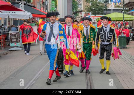 Fans de football espagnols en costumes traditionnels Matador pendant l'EURO 2024 dans la vieille ville de Düsseldorf Banque D'Images