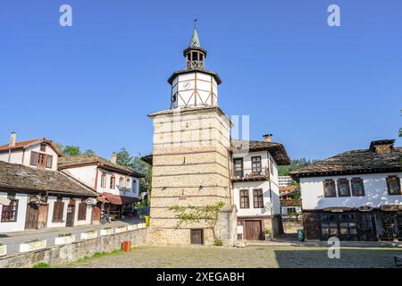 La place et la tour de l'horloge dans la vieille ville de Tryavna, Bulgarie Banque D'Images