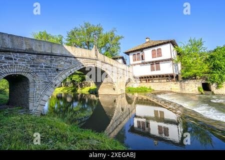 Le vieux pont et les maisons traditionnelles bulgares dans la vieille ville de Tryavna, Bulgarie Banque D'Images