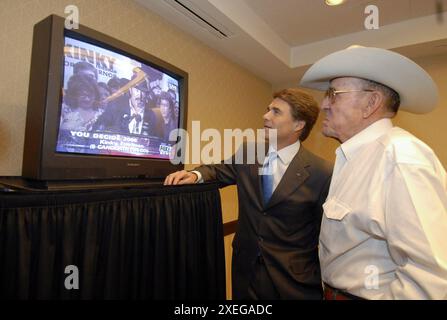 Austin Texas USA, 7 novembre 2006 : le gouverneur du Texas RICK PERRY (à gauche) et son père RAY PERRY (à droite) regardent le challenger KINKY FRIEDMAN concéder la course du gouverneur à Perry à la télévision le soir des élections. Friedman, 79 ans, est décédé jeudi 27 juin 2024 dans son ranch Echo Hill Texas. Banque D'Images