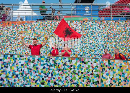 Les supporters albanais de football en route vers la région de Schlossturm et Burgplatz, pendant l'EURO 2024 à Düsseldorf Banque D'Images