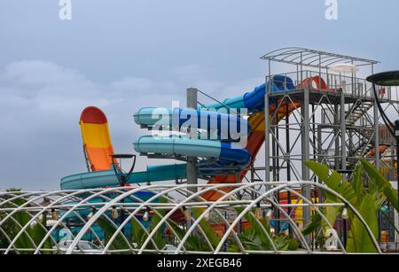 Parc aquatique vide pour les enfants dans un hôtel de luxe près de la mer. 1 Banque D'Images