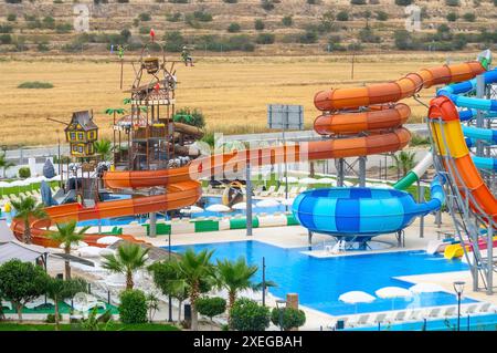 Parc aquatique vide pour les enfants dans un hôtel de luxe près de la mer. Banque D'Images