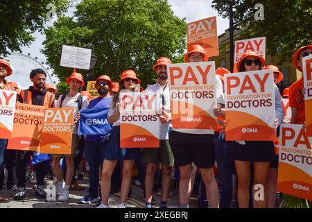 Londres, Royaume-Uni. 27 juin 2024. Les médecins juniors organisent un rassemblement à Whitehall près de Downing Street alors qu'ils commencent leur dernière grève pour payer. Crédit : Vuk Valcic/Alamy Live News Banque D'Images