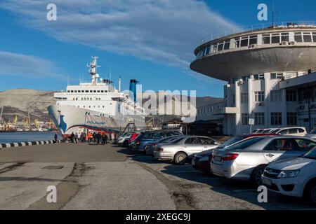 Le navire Prince Vladimir à l'embarcadère. Russie, région de Krasnodar, Novorossiysk, 22 mars 2024 Banque D'Images